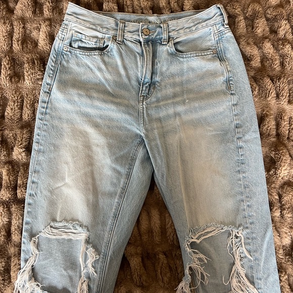 💛 Buy Two, Get One 💛 American Eagle Light Wash Ripped Jeans - Picture 3 of 5